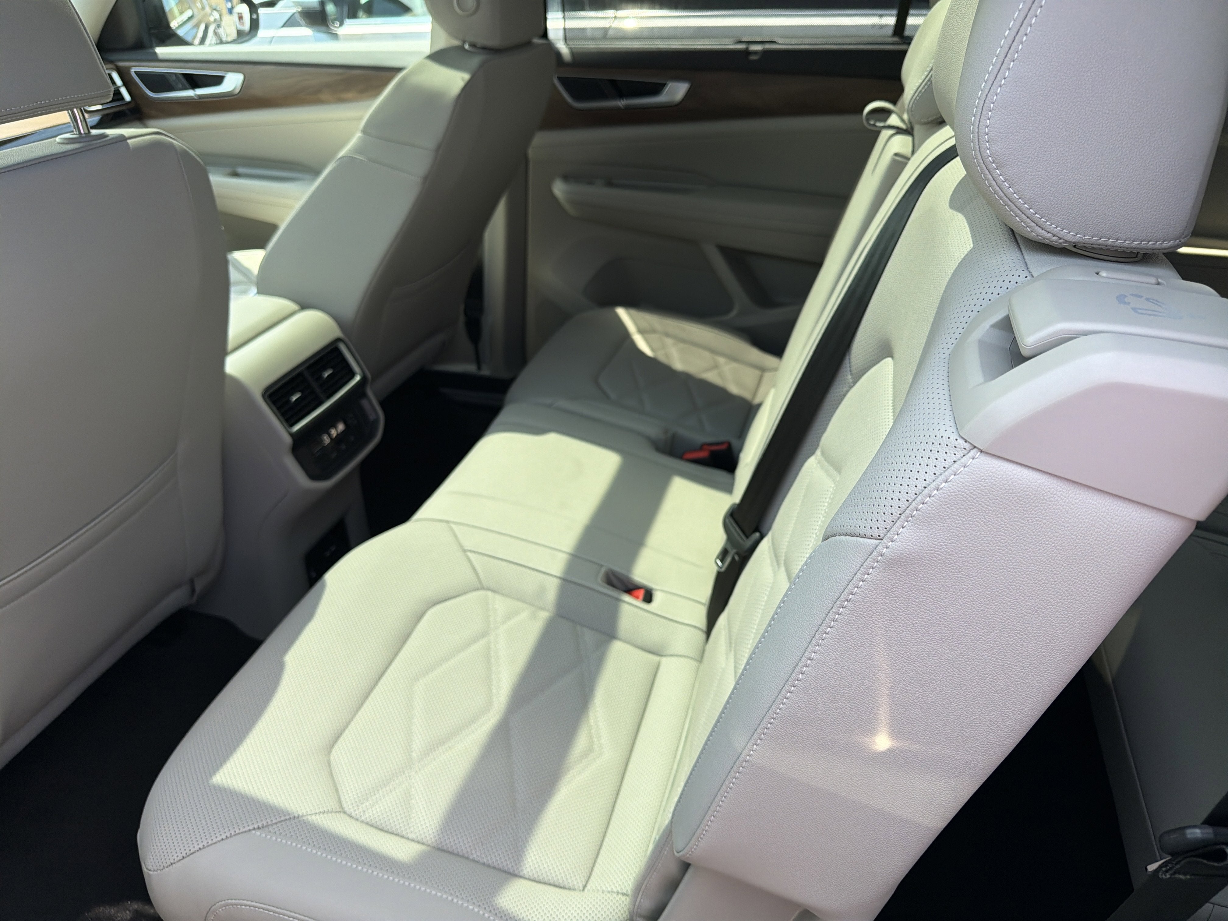 2026 Volkswagen Atlas 2.0T SE w/Technology 4MOTION