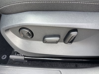 2025 Volkswagen Taos SE Black 4MOTION