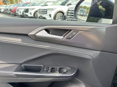 2025 Volkswagen Taos SE Black 4MOTION