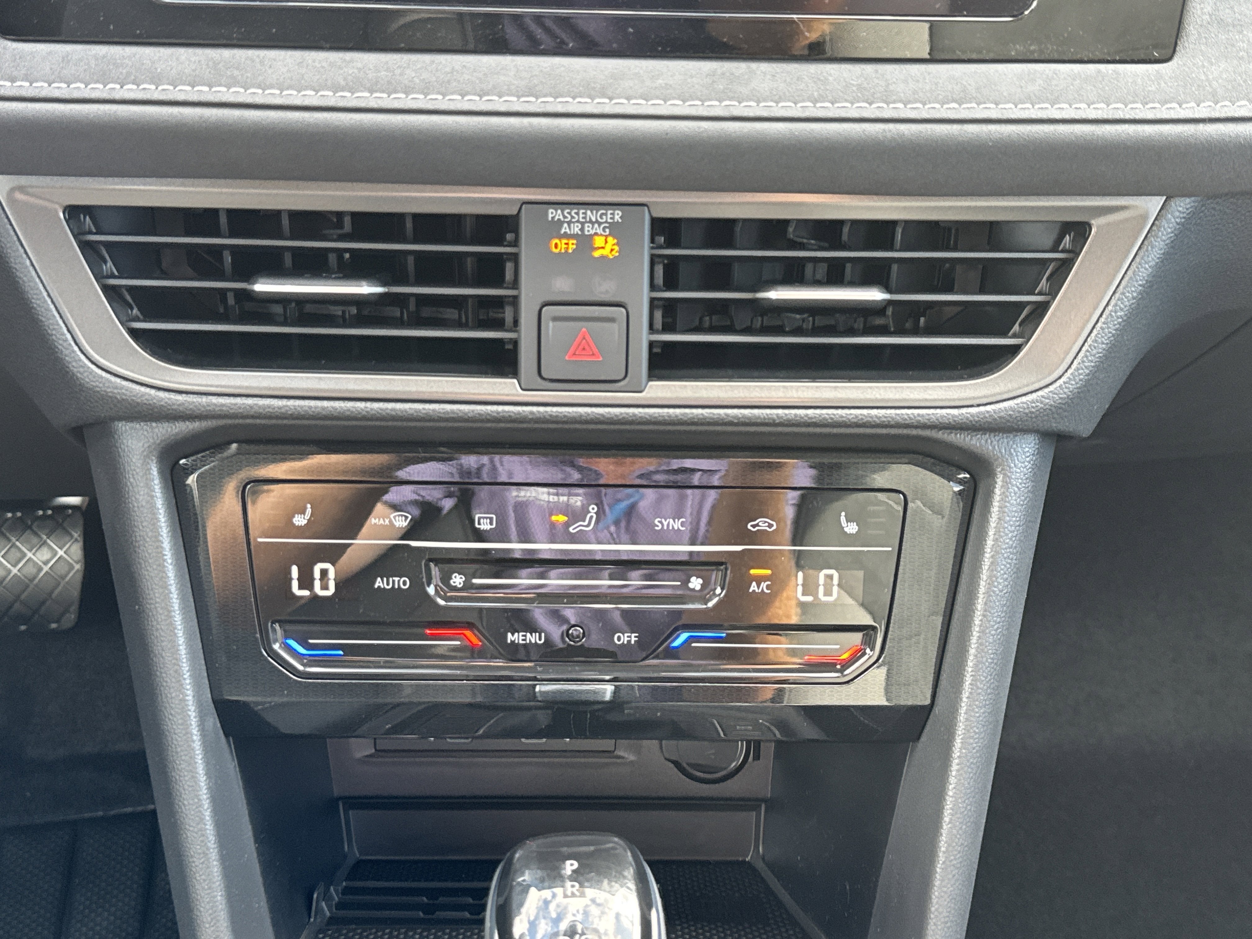 2025 Volkswagen Taos SE Black 4MOTION