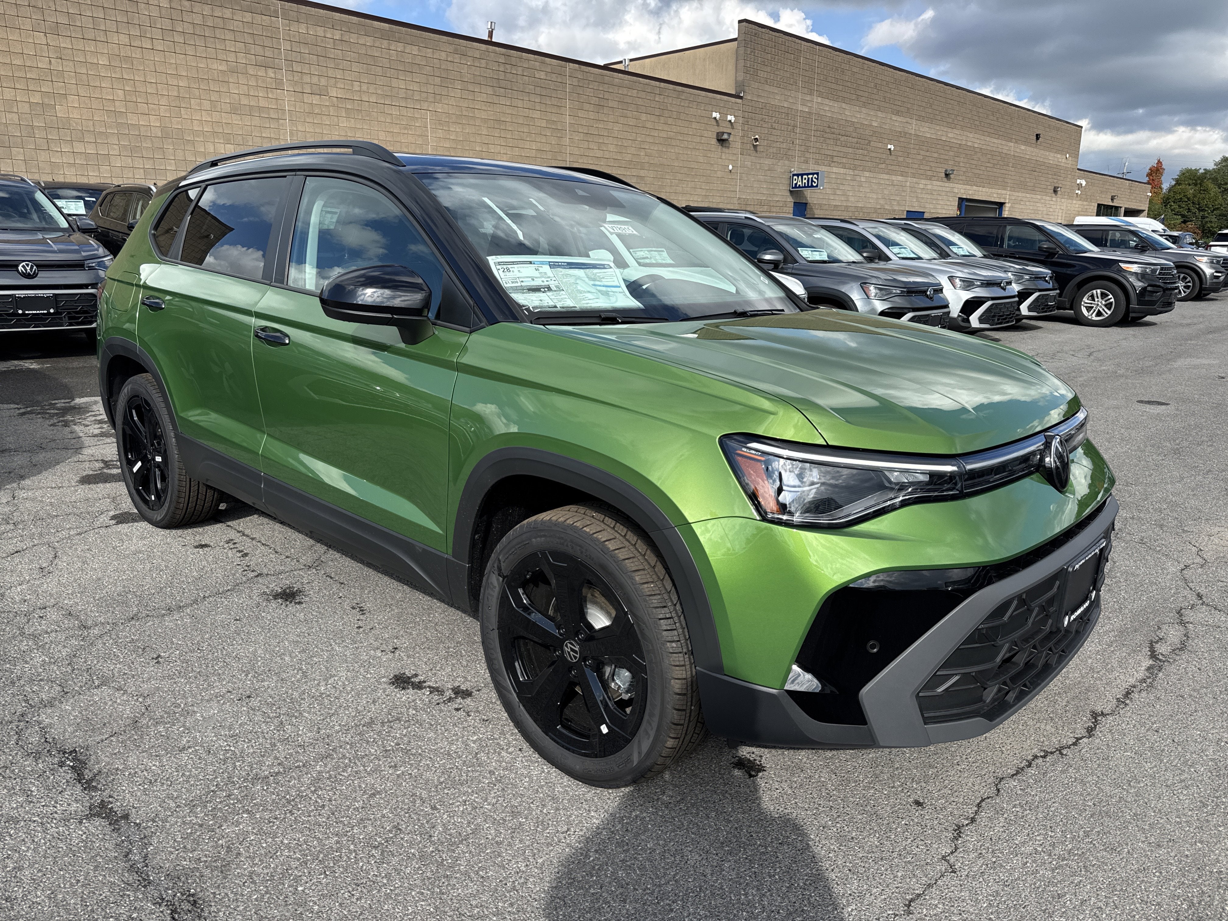 2025 Volkswagen Taos SE Black 4MOTION