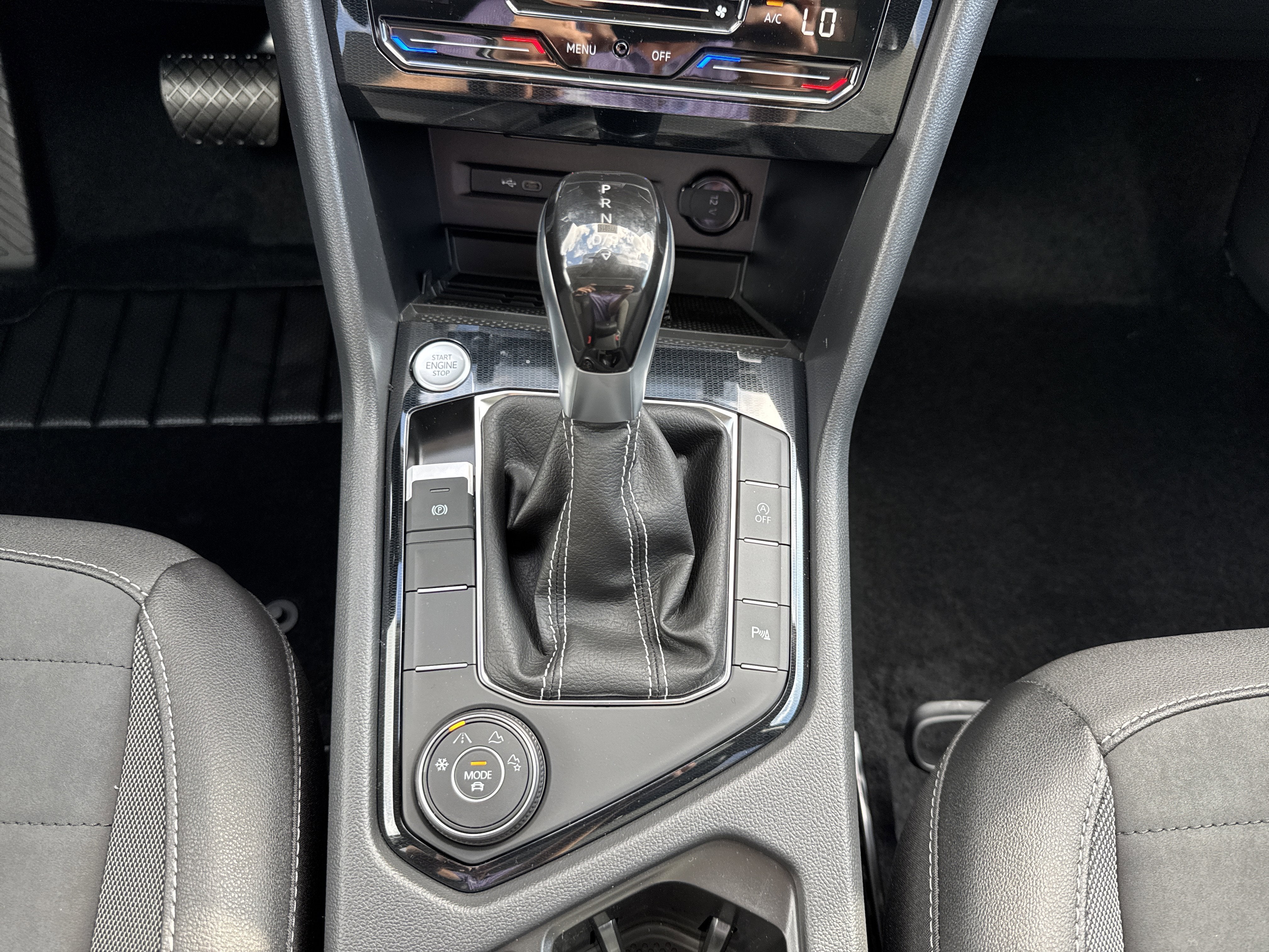 2025 Volkswagen Taos SE Black 4MOTION