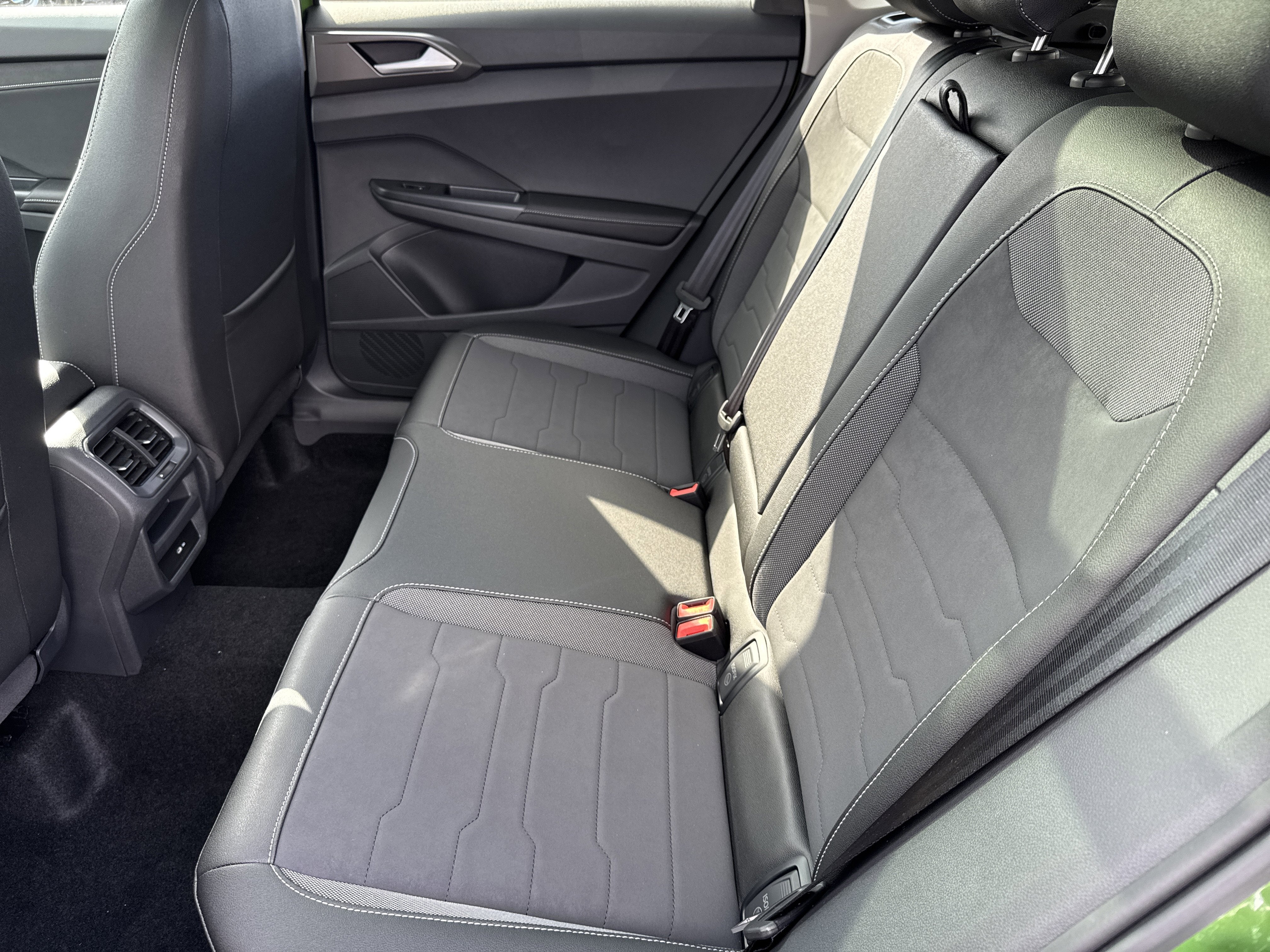 2025 Volkswagen Taos SE Black 4MOTION