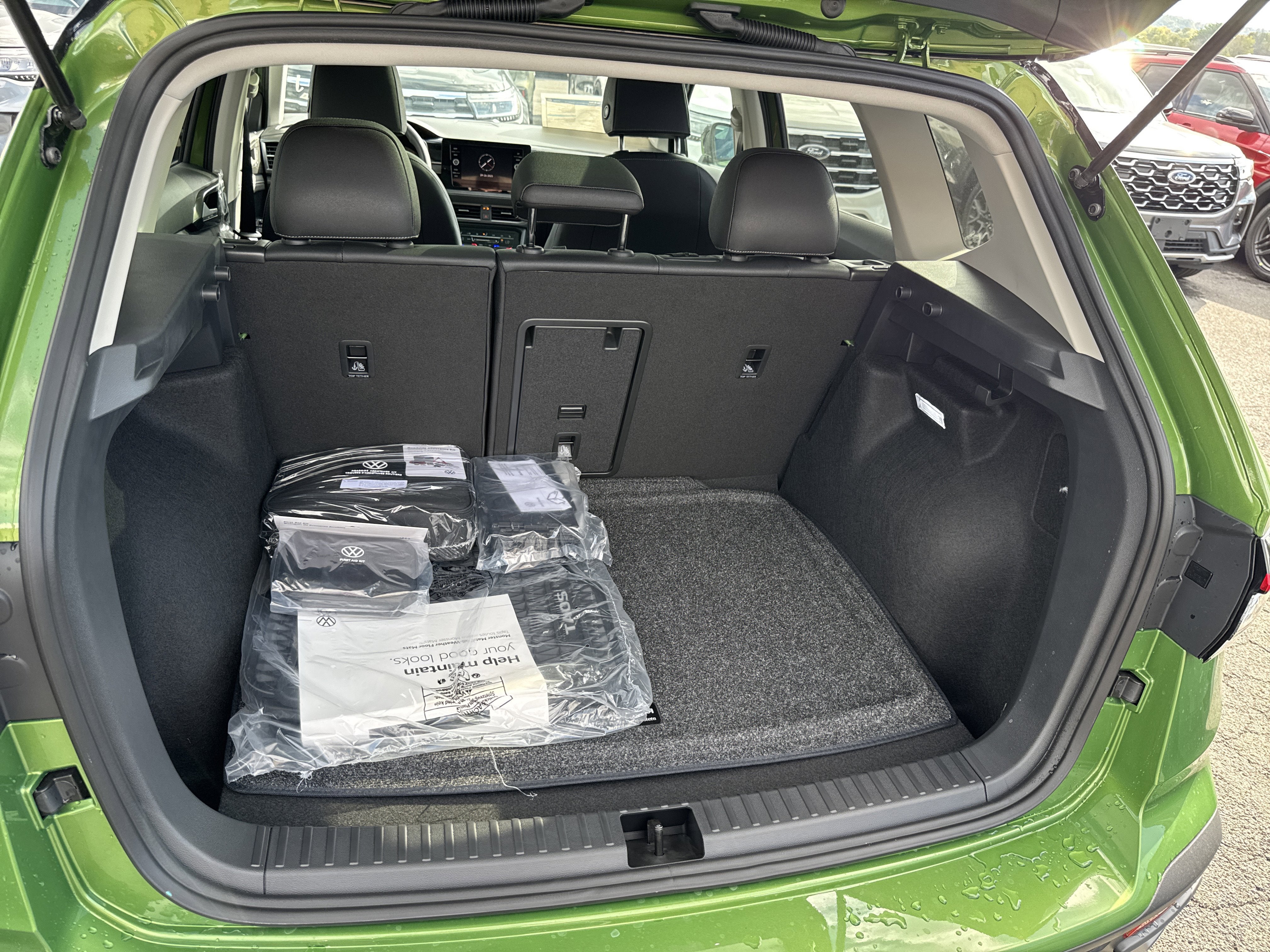 2025 Volkswagen Taos SE Black 4MOTION