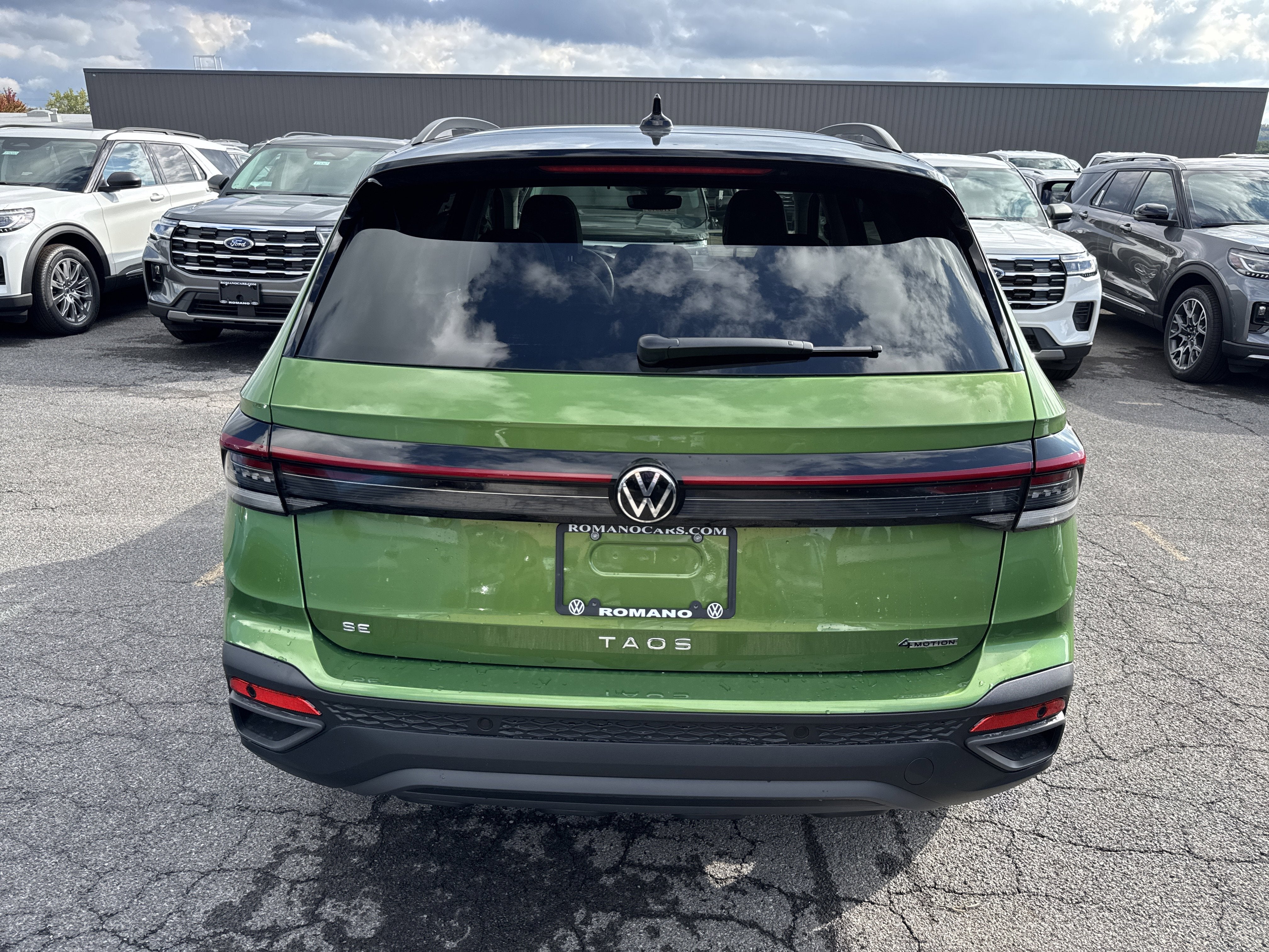 2025 Volkswagen Taos SE Black 4MOTION