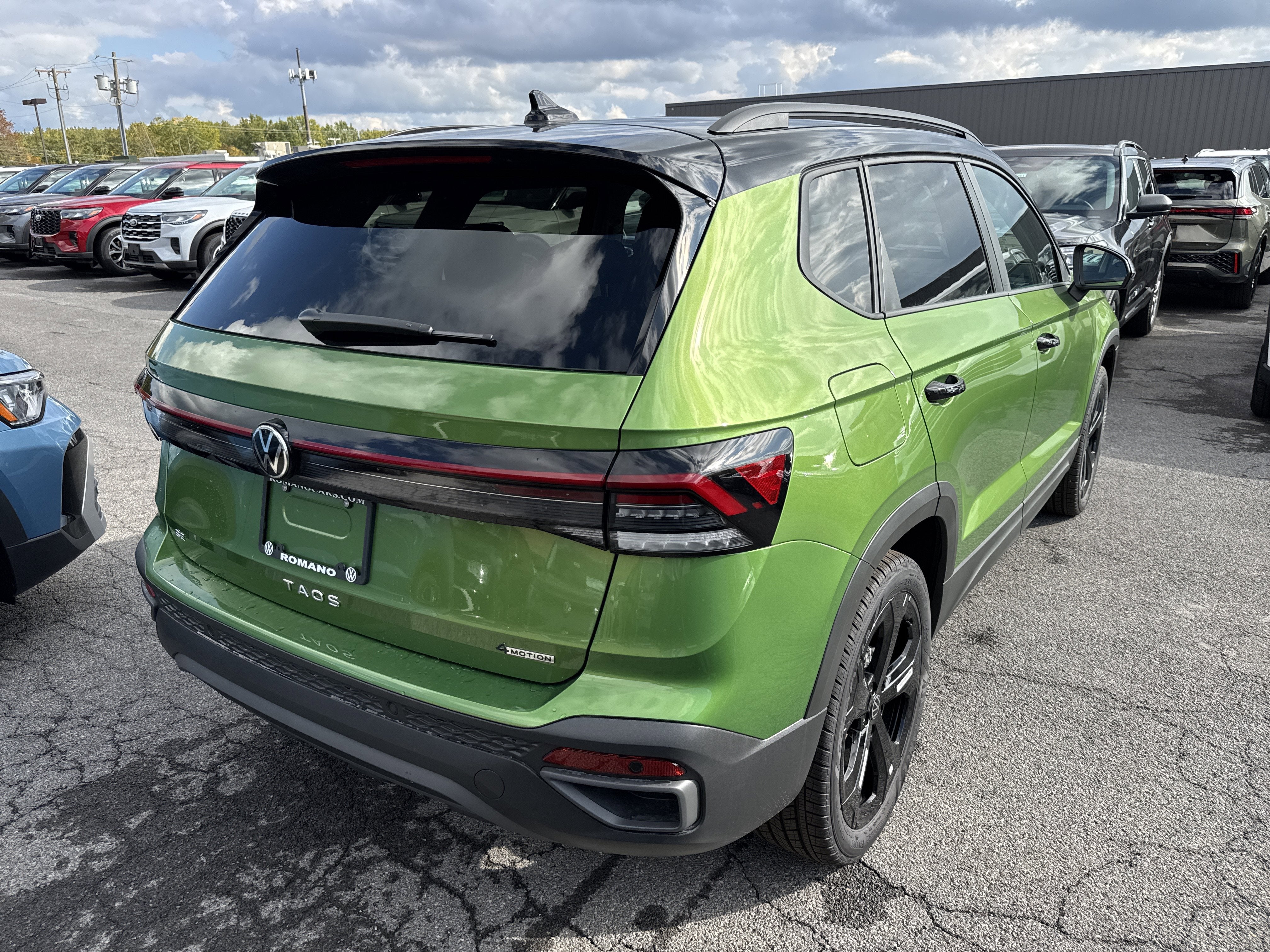 2025 Volkswagen Taos SE Black 4MOTION