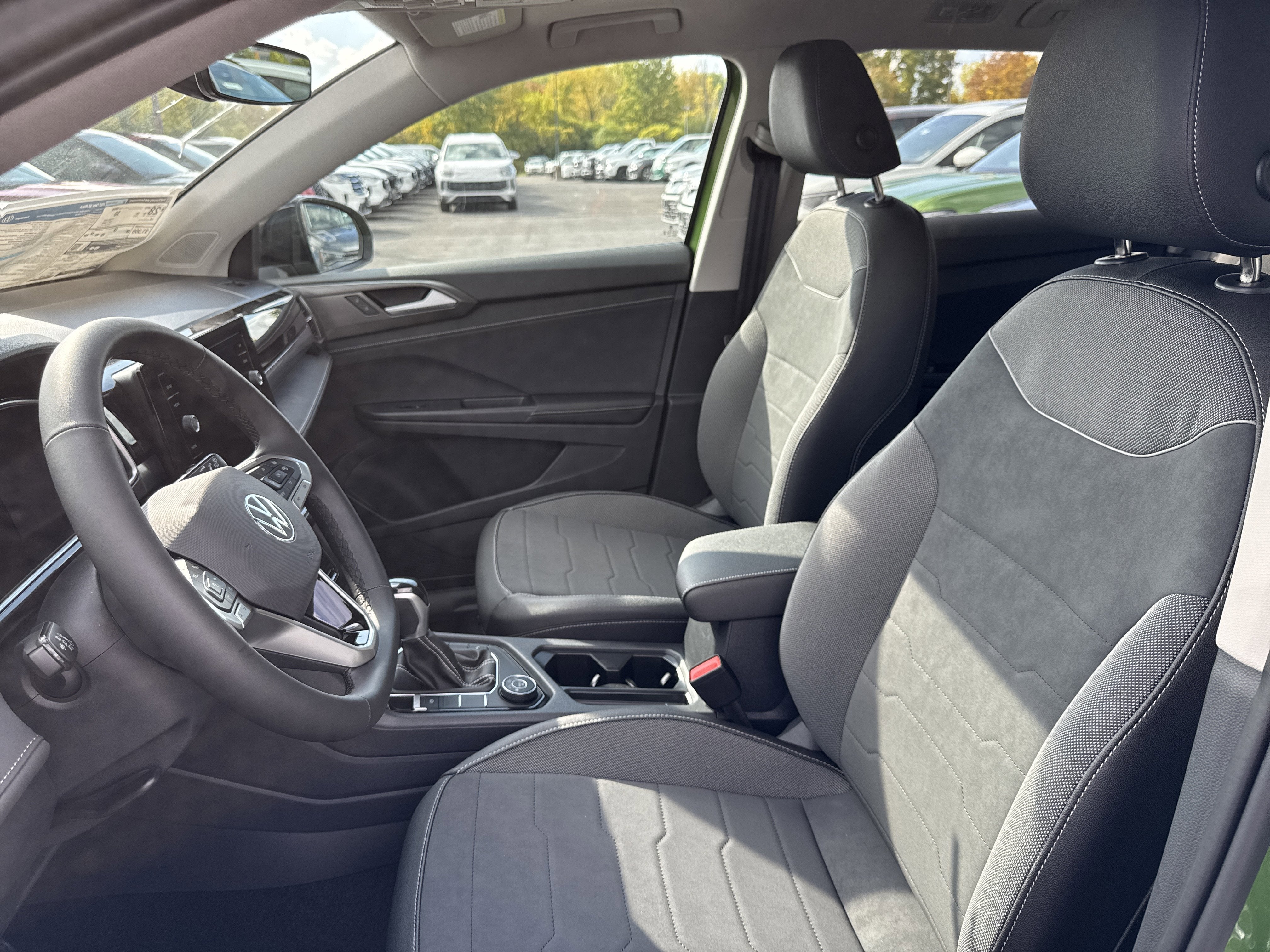 2025 Volkswagen Taos SE Black 4MOTION