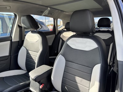 2025 Volkswagen Taos SEL 4MOTION