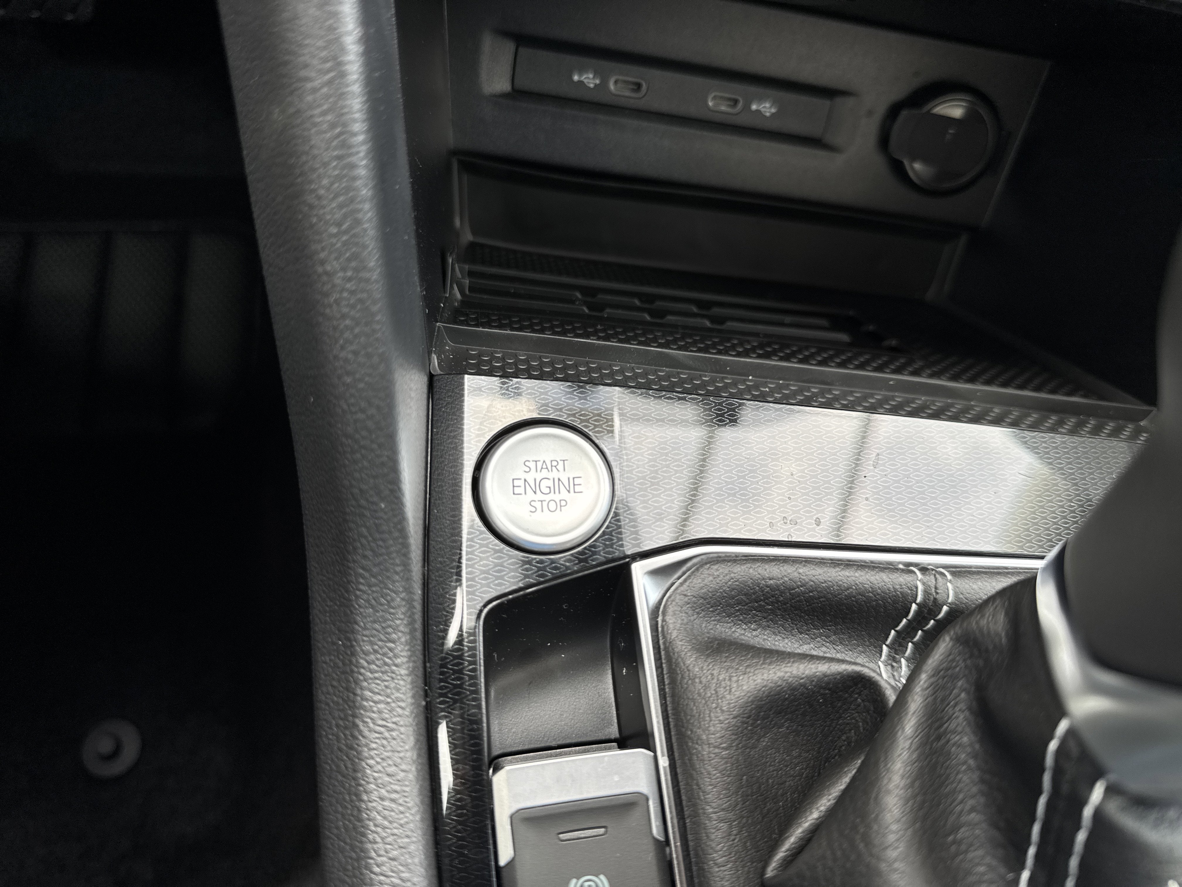 2025 Volkswagen Taos SEL 4MOTION