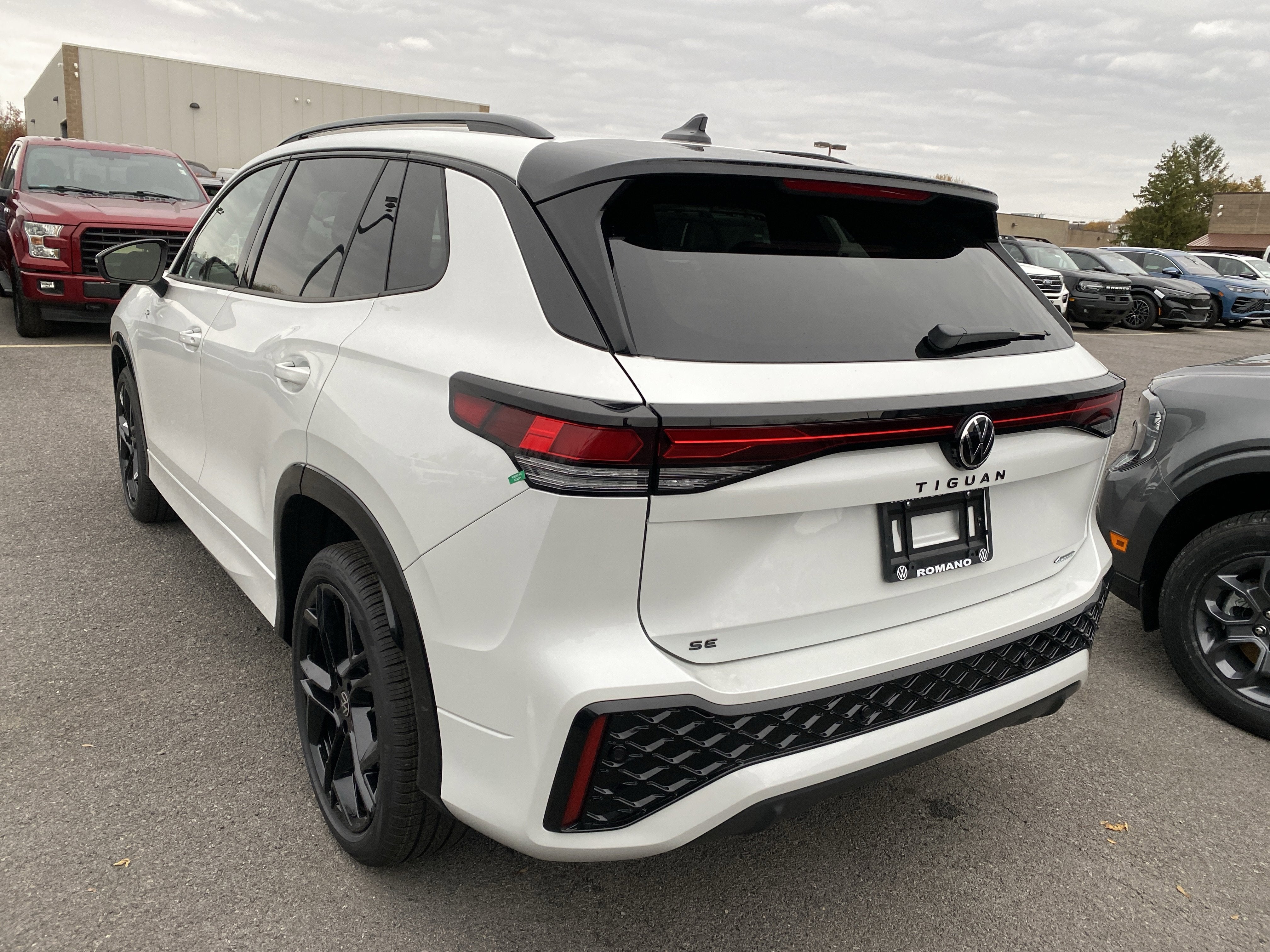 2025 Volkswagen Tiguan 2.0T SE R-Line Black 4MOTION