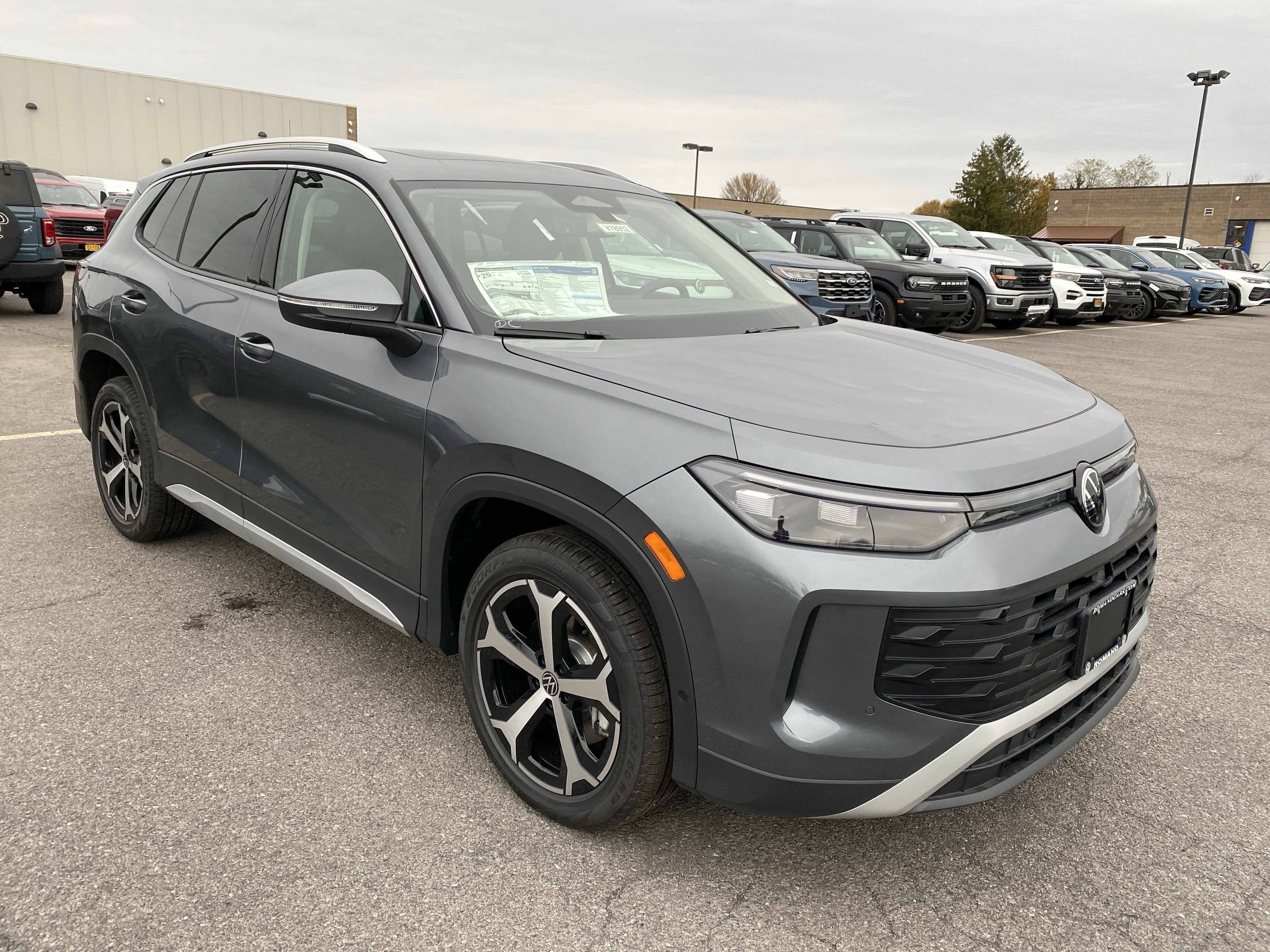 2025 Volkswagen Tiguan 2.0T SE 4MOTION