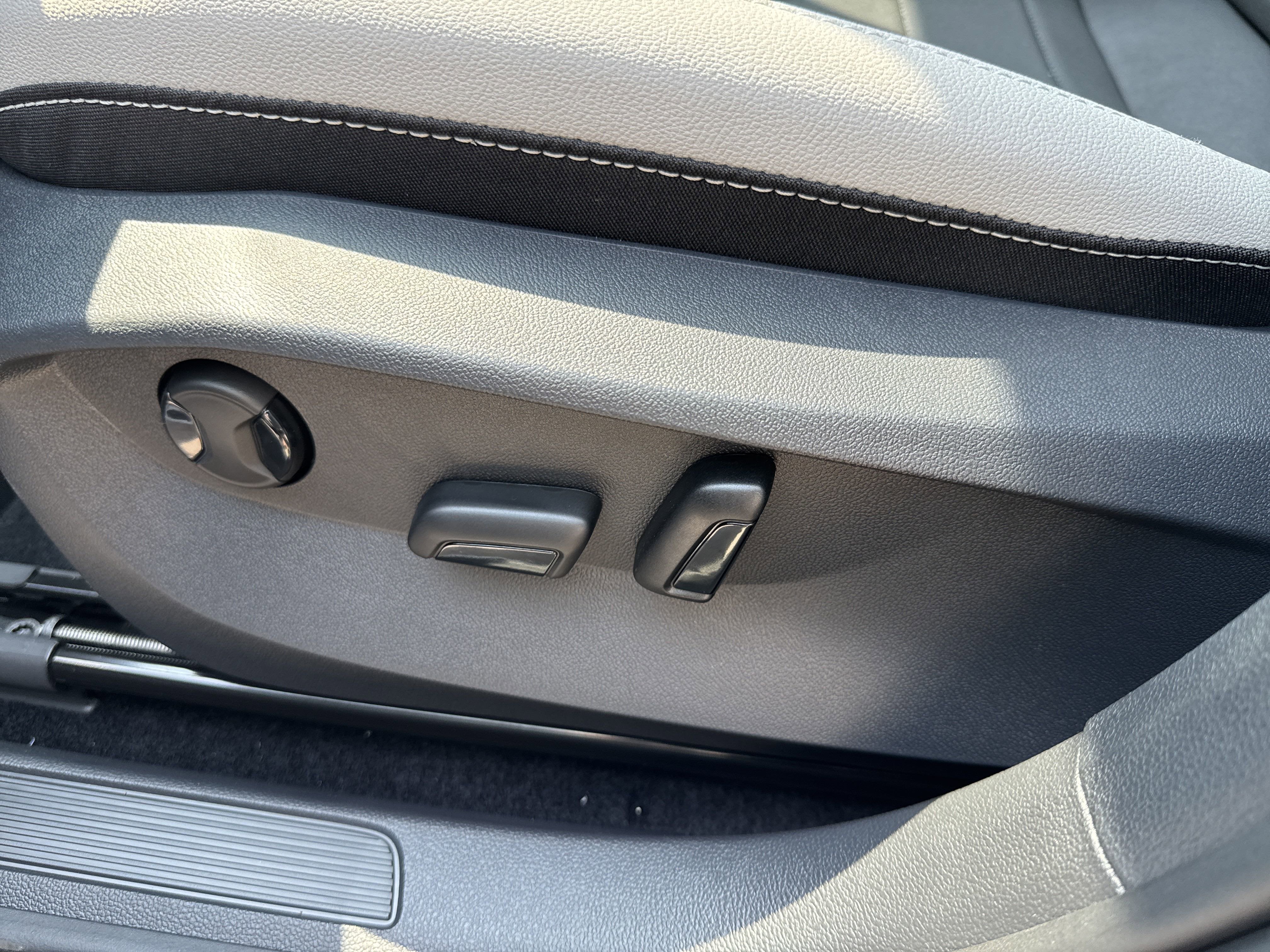 2025 Volkswagen Taos SE 4MOTION