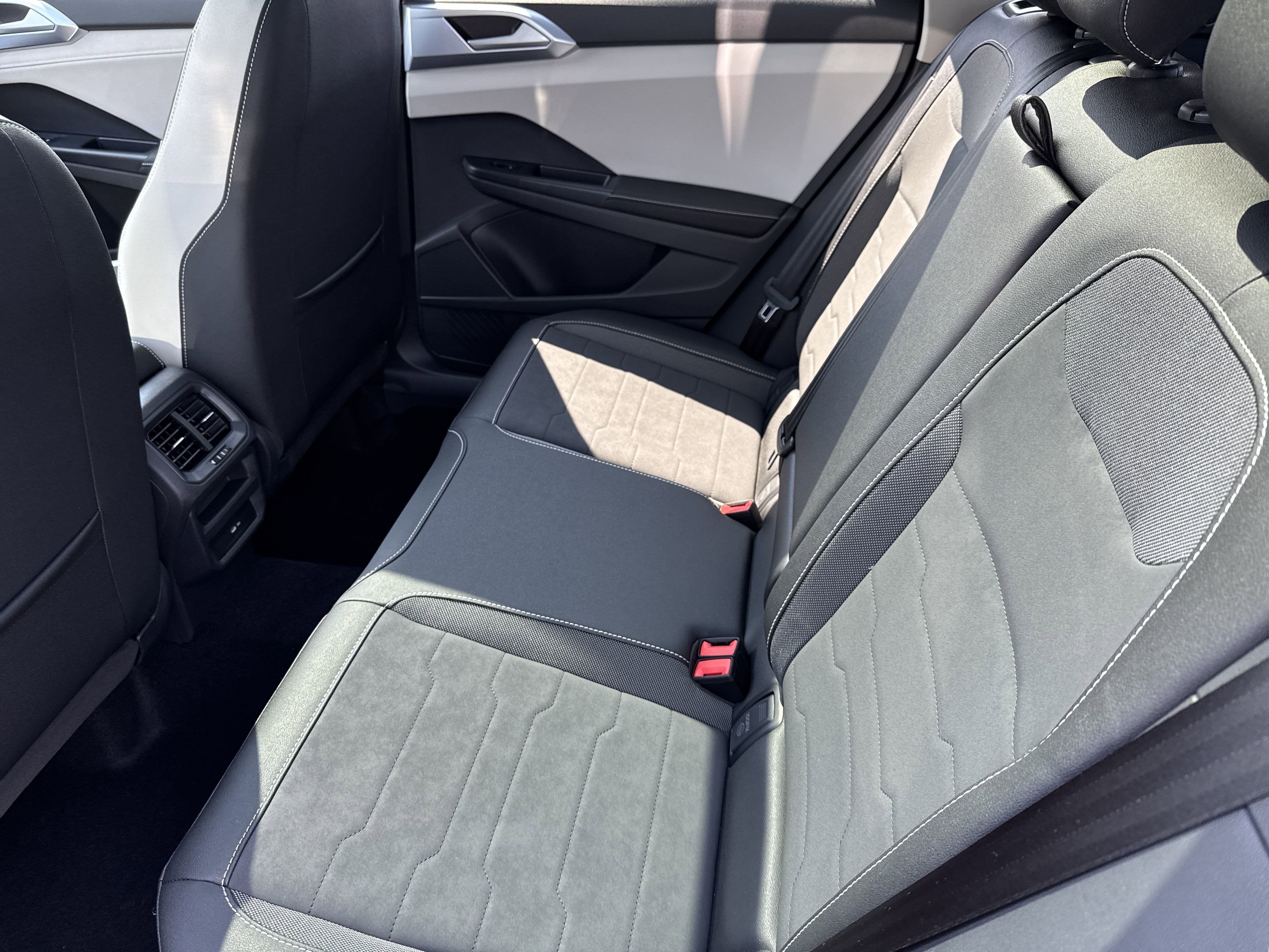 2025 Volkswagen Taos SE 4MOTION