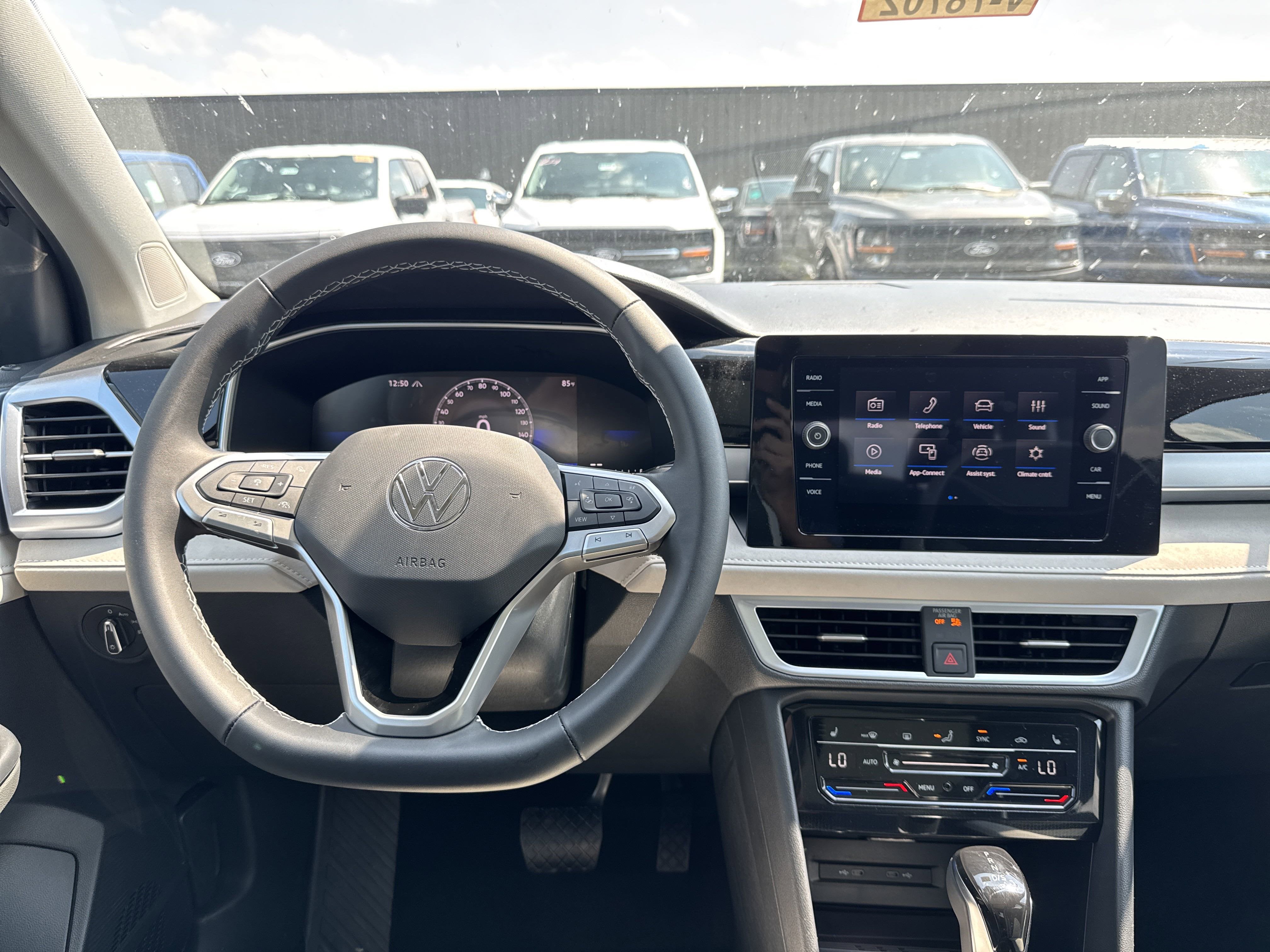 2025 Volkswagen Taos SE 4MOTION