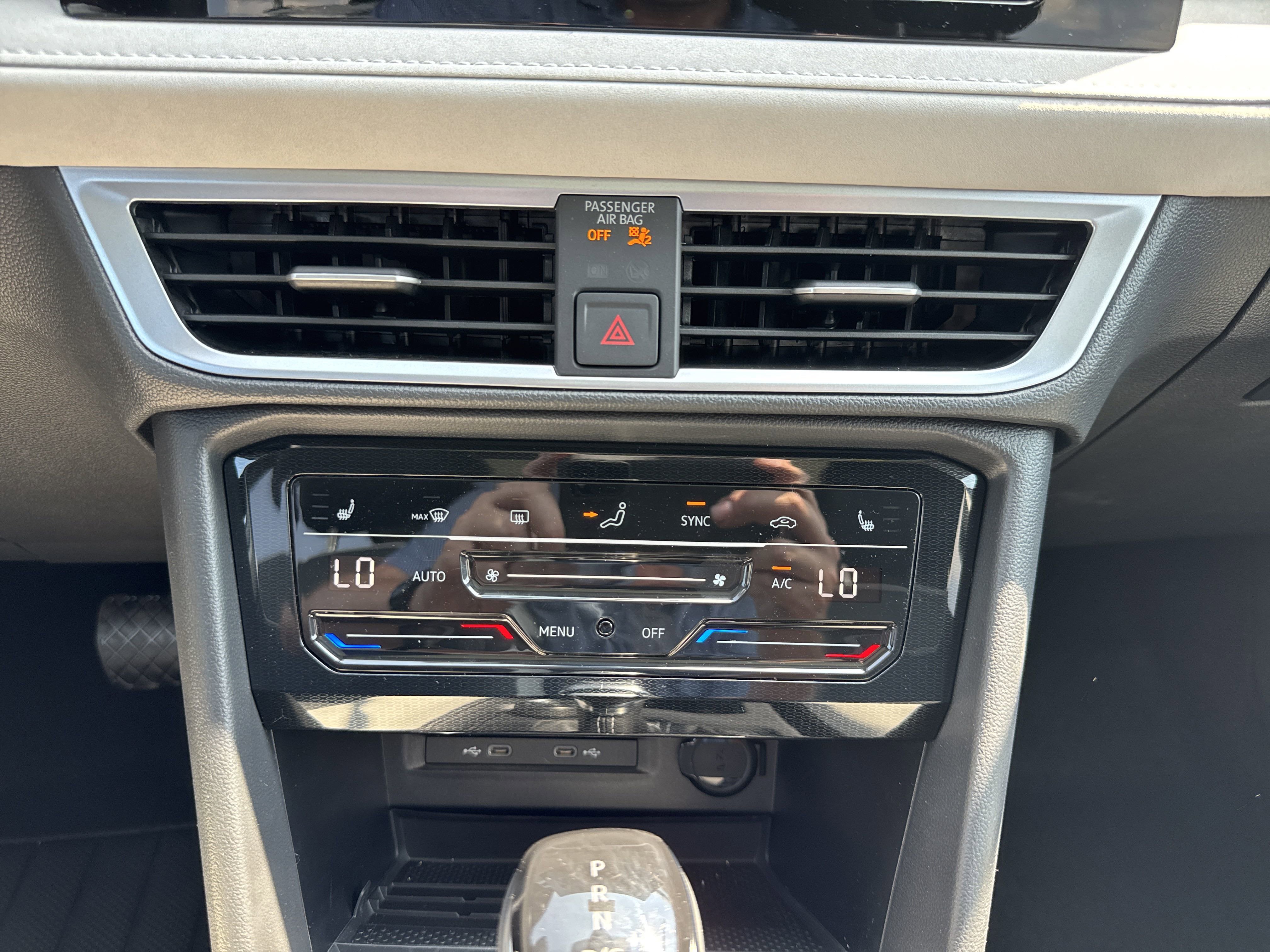 2025 Volkswagen Taos SE 4MOTION