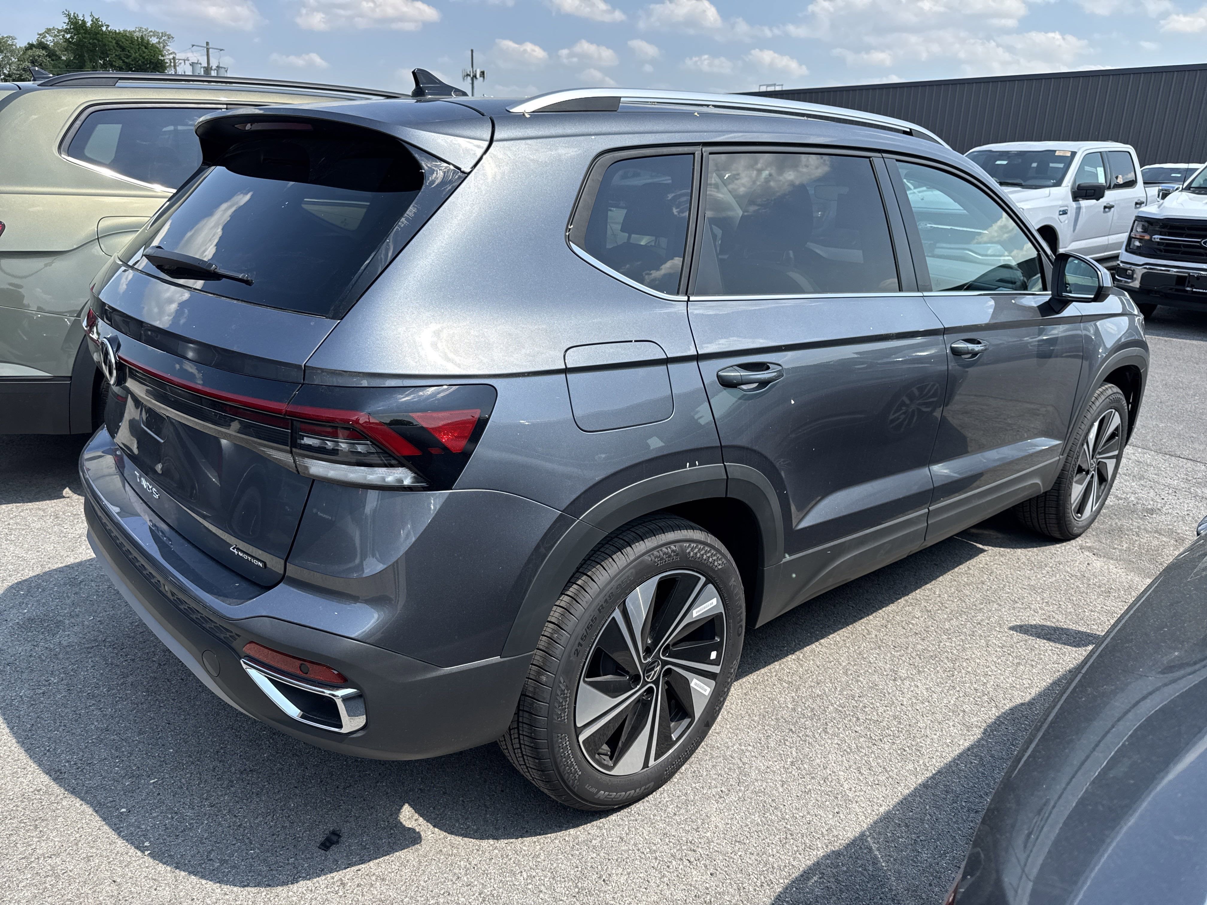 2025 Volkswagen Taos SE 4MOTION