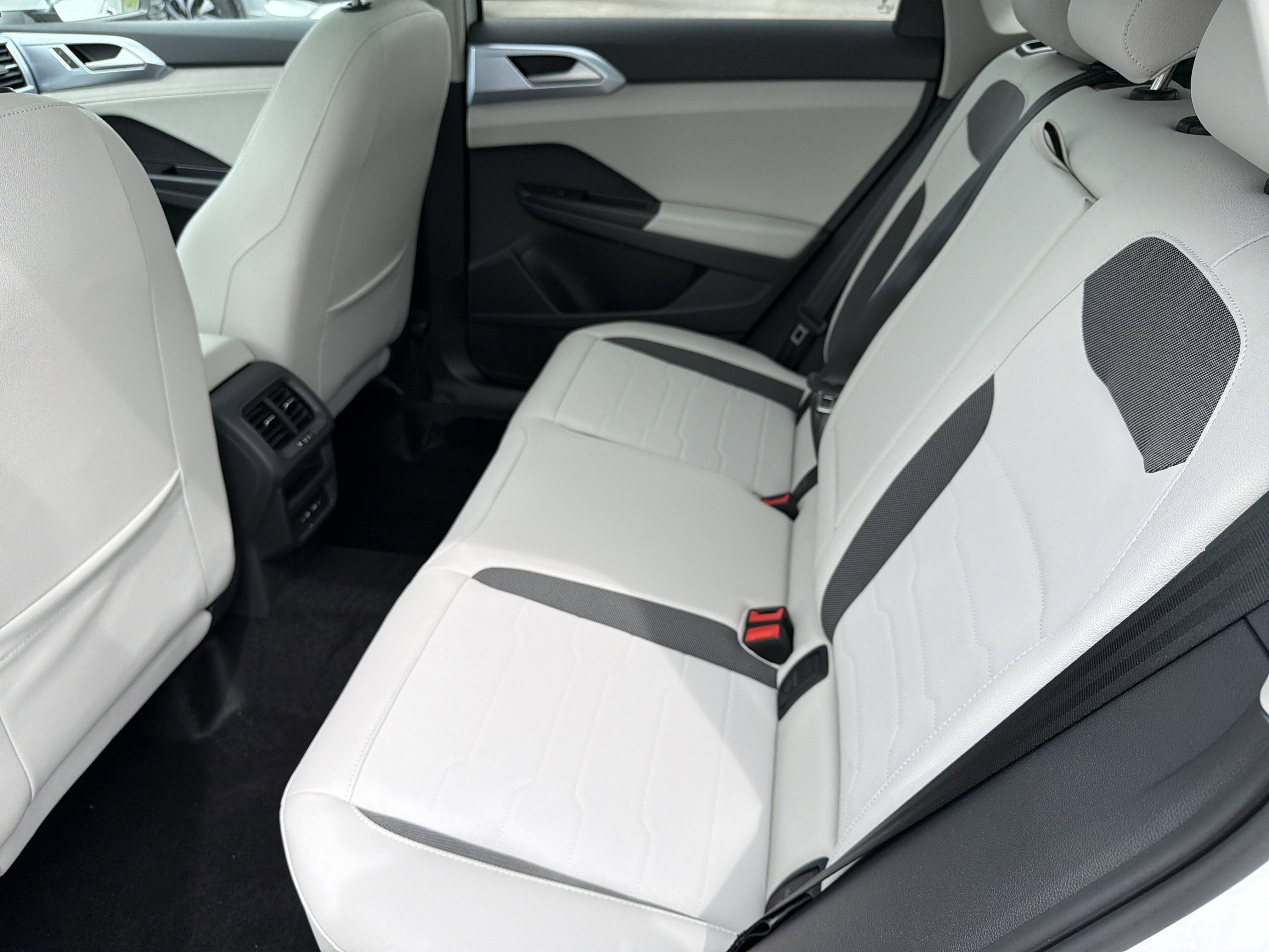 2026 Volkswagen Taos SE 4MOTION