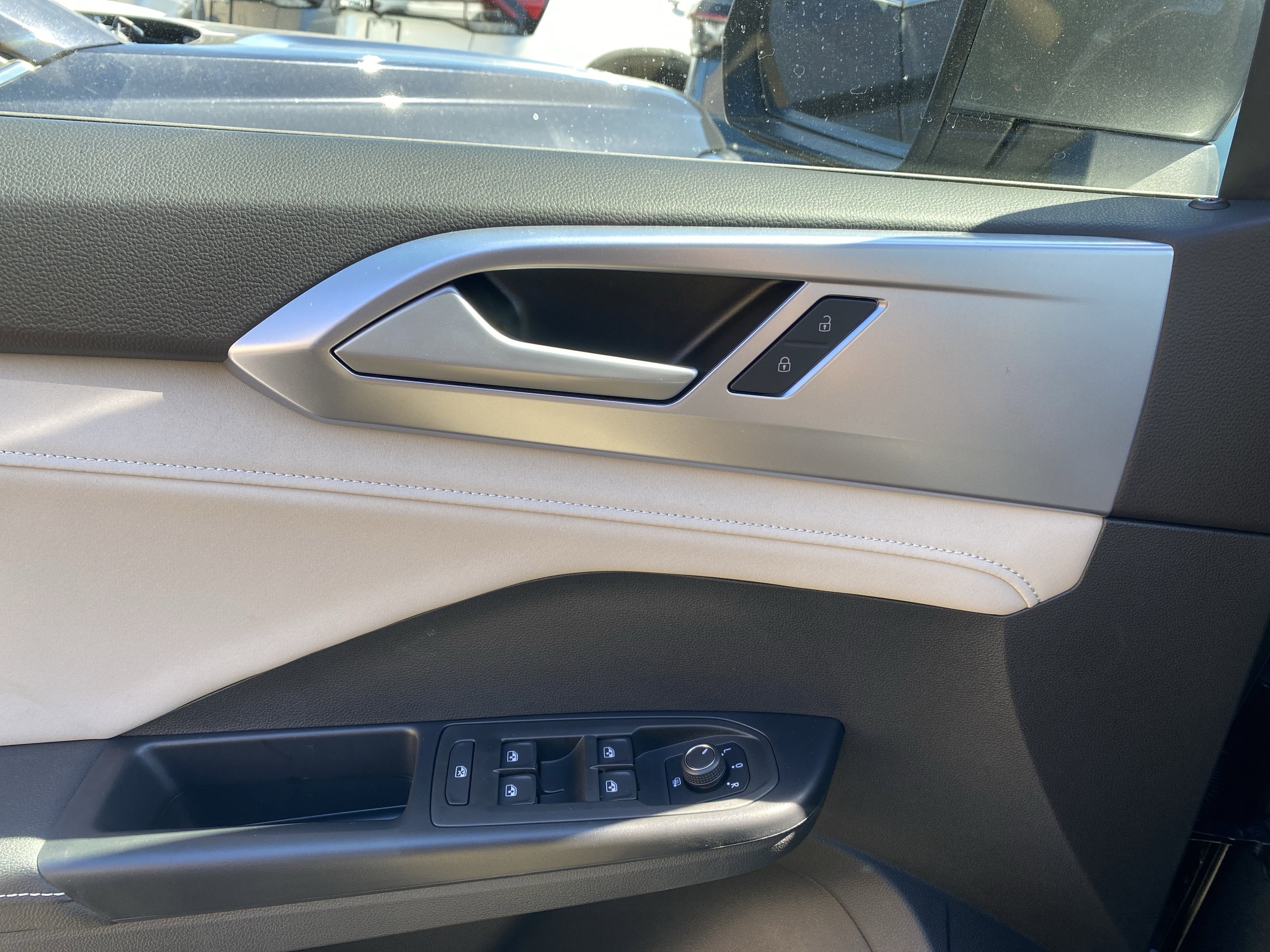 2025 Volkswagen Taos SE 4MOTION