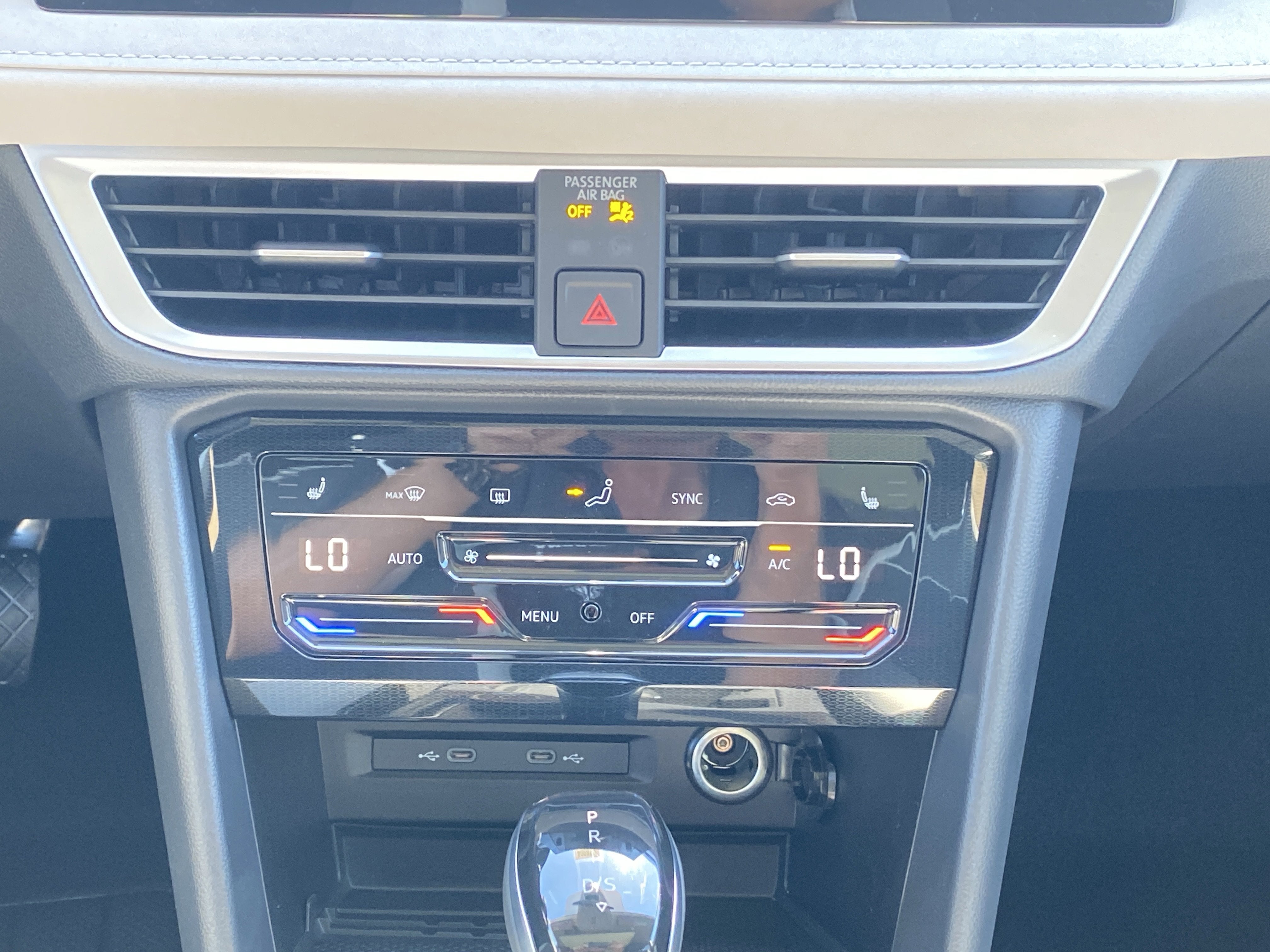 2025 Volkswagen Taos SE 4MOTION