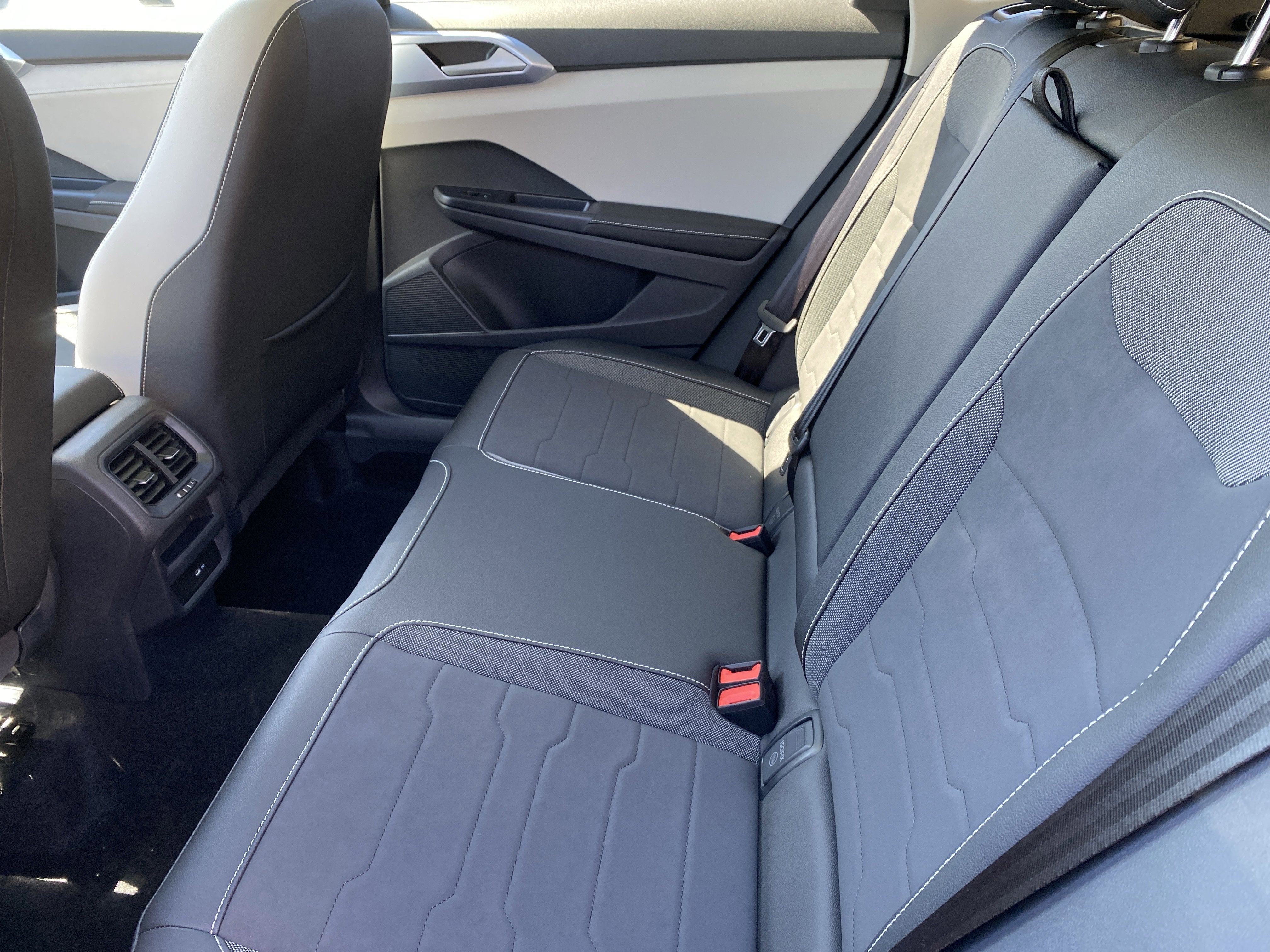 2025 Volkswagen Taos SE 4MOTION