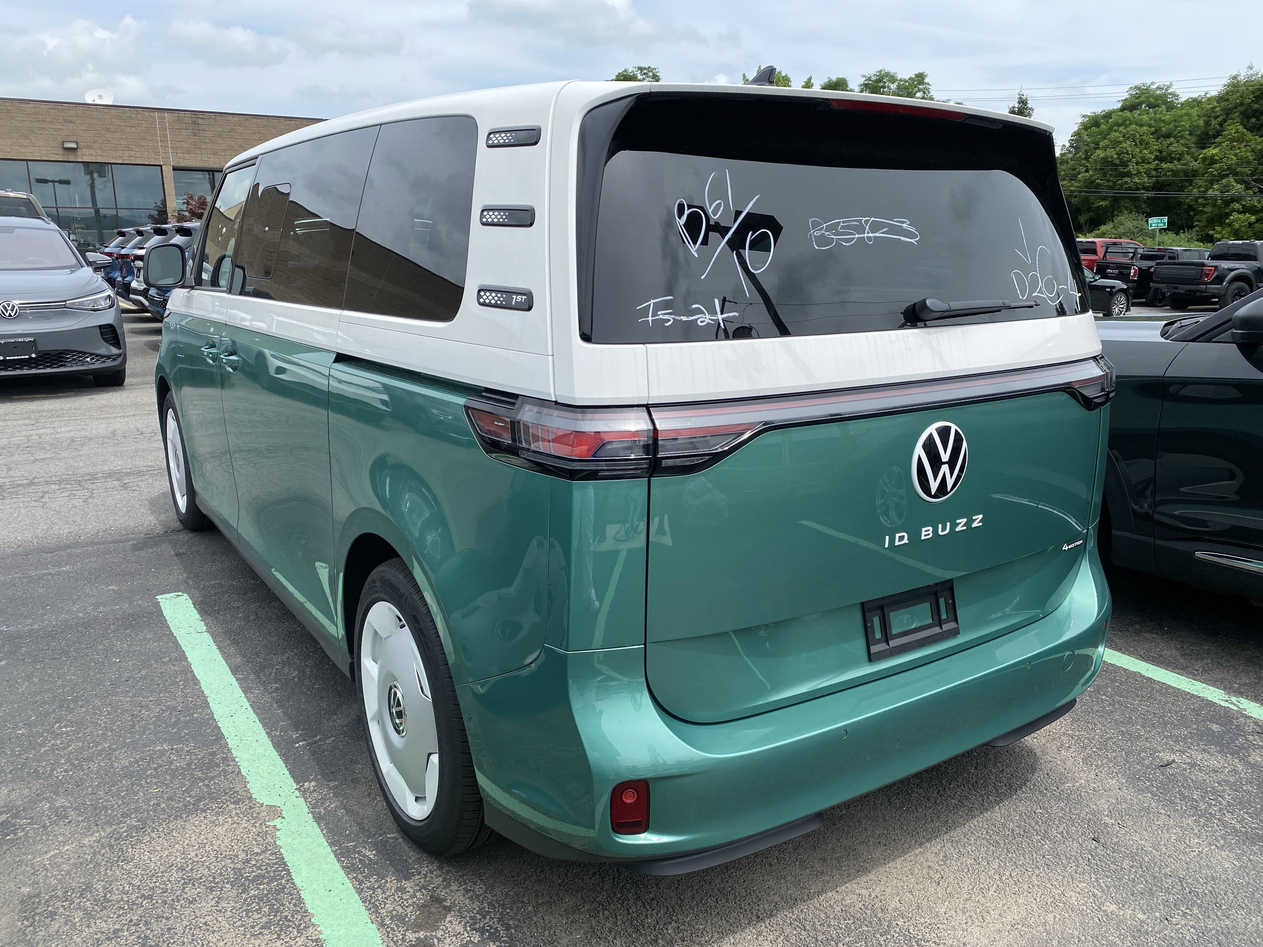 2025 Volkswagen ID. Buzz 1st Edition 4MOTION w/Two-Tone