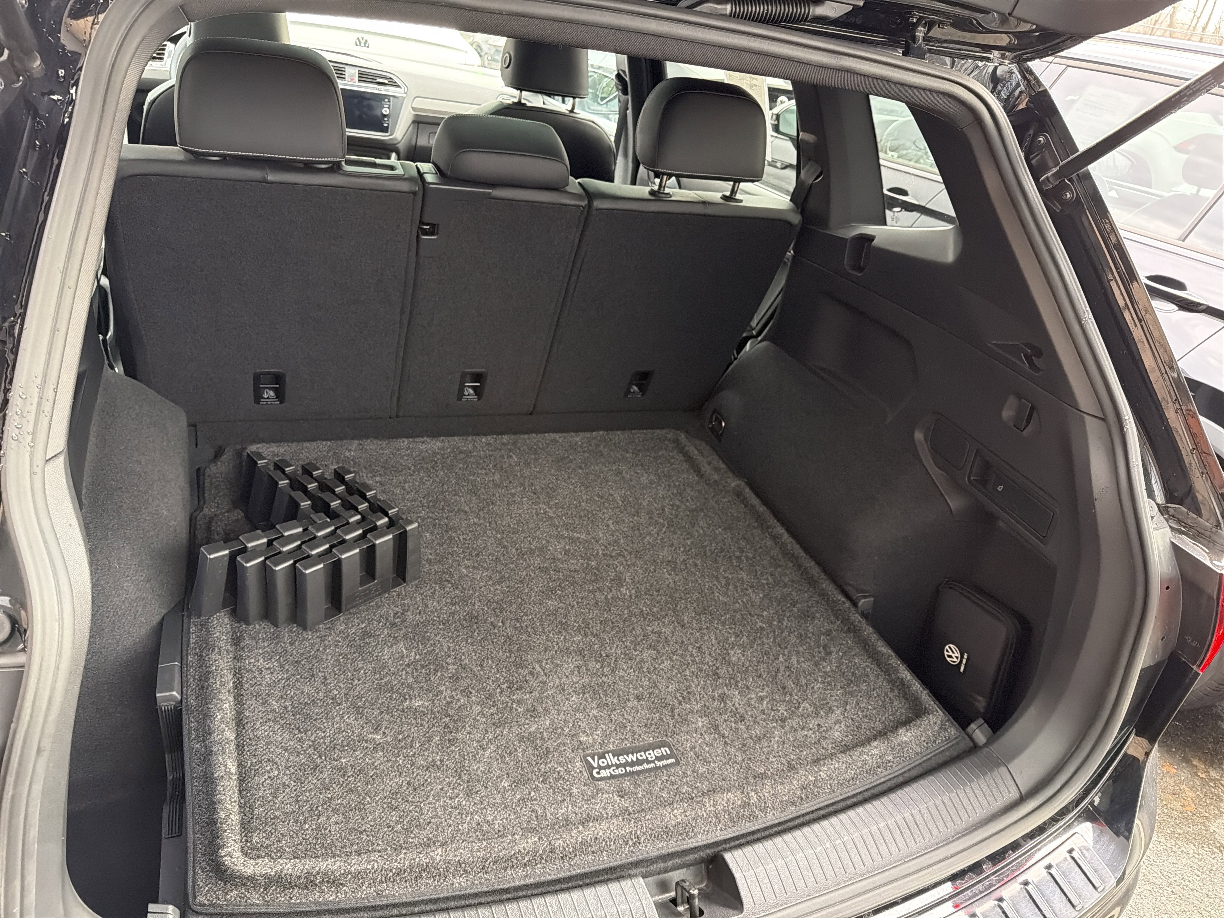 2023 Volkswagen Tiguan SE R-Line Black