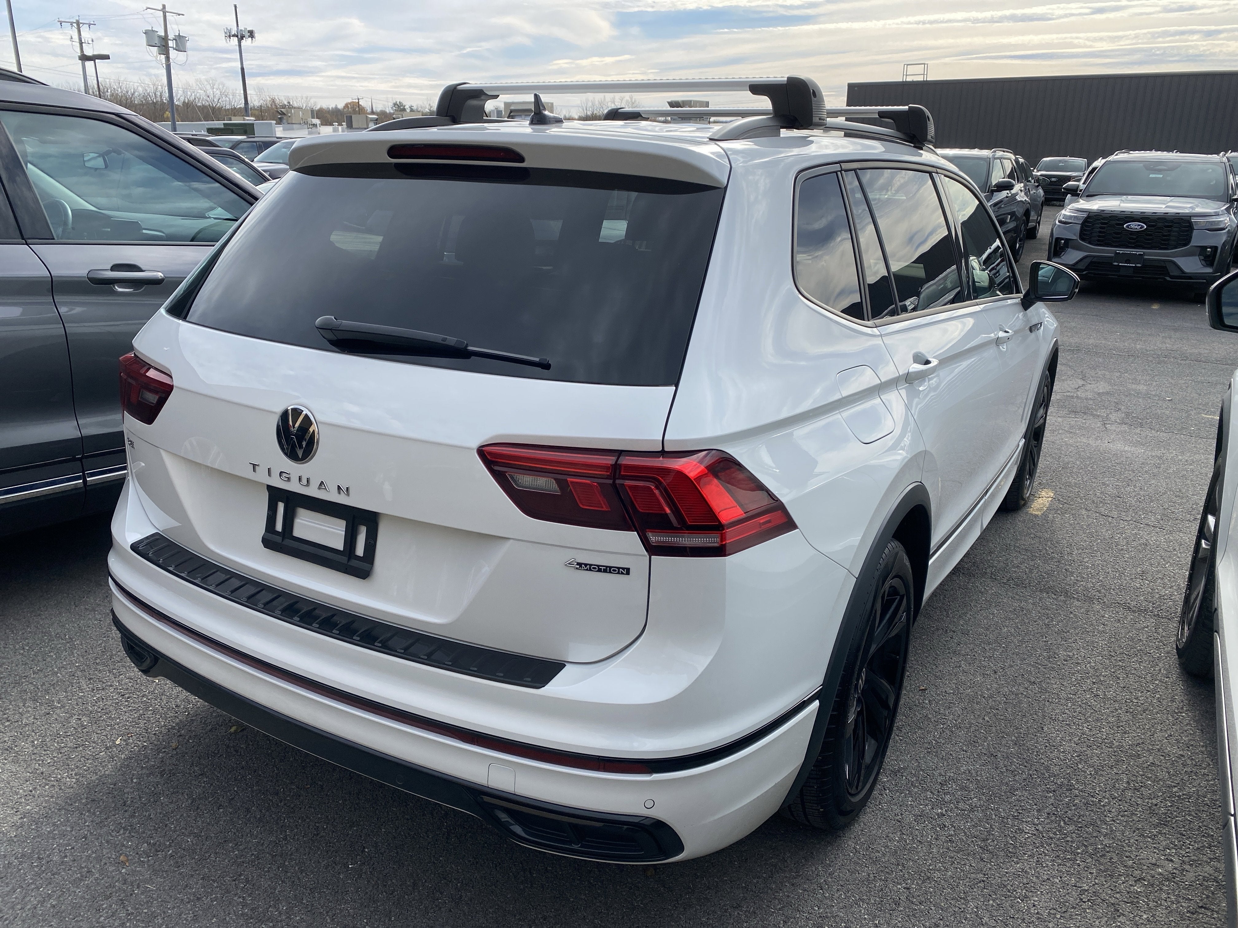 2024 Volkswagen Tiguan SE R-Line Black