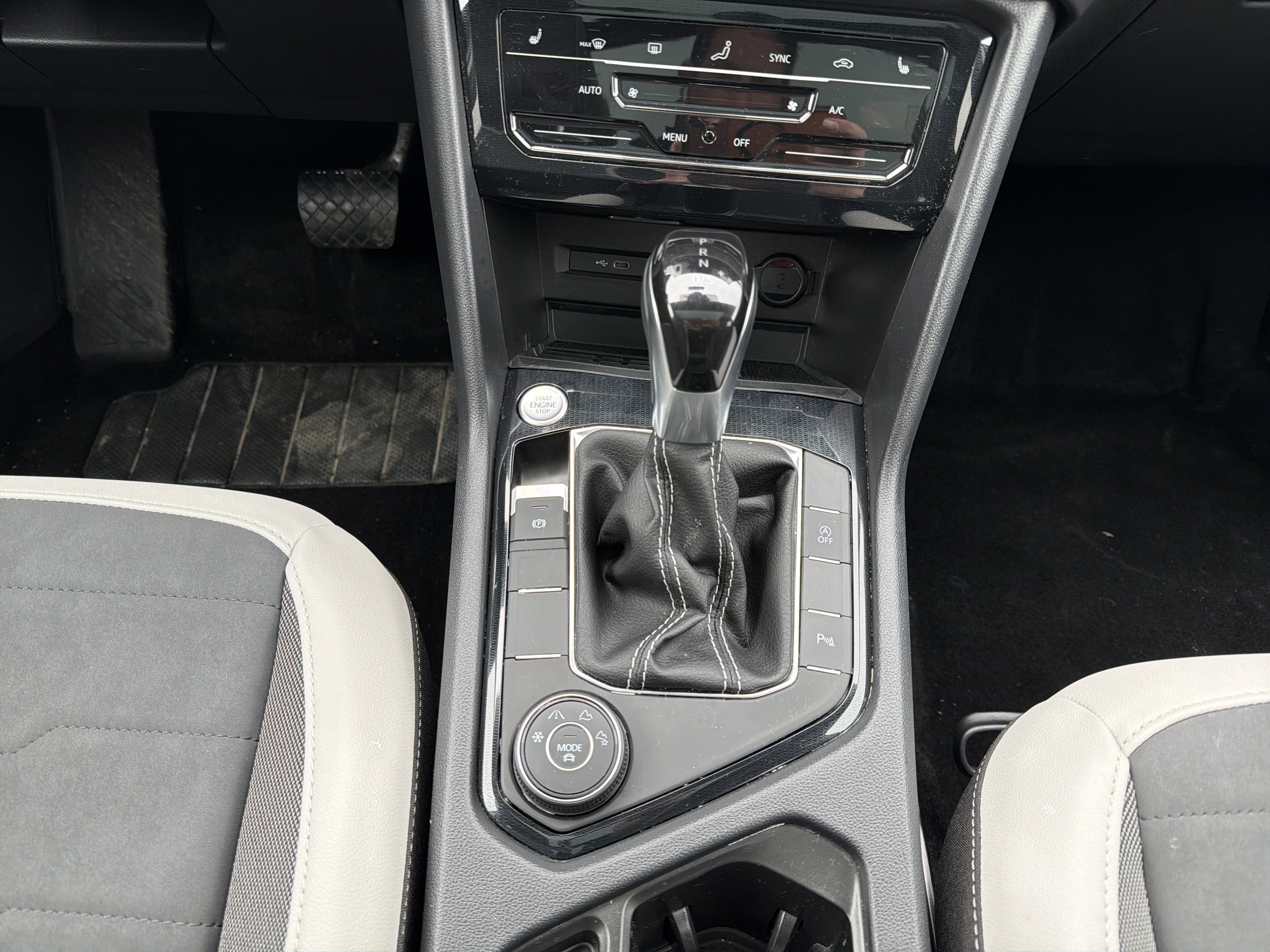 2025 Volkswagen Taos SE 4MOTION