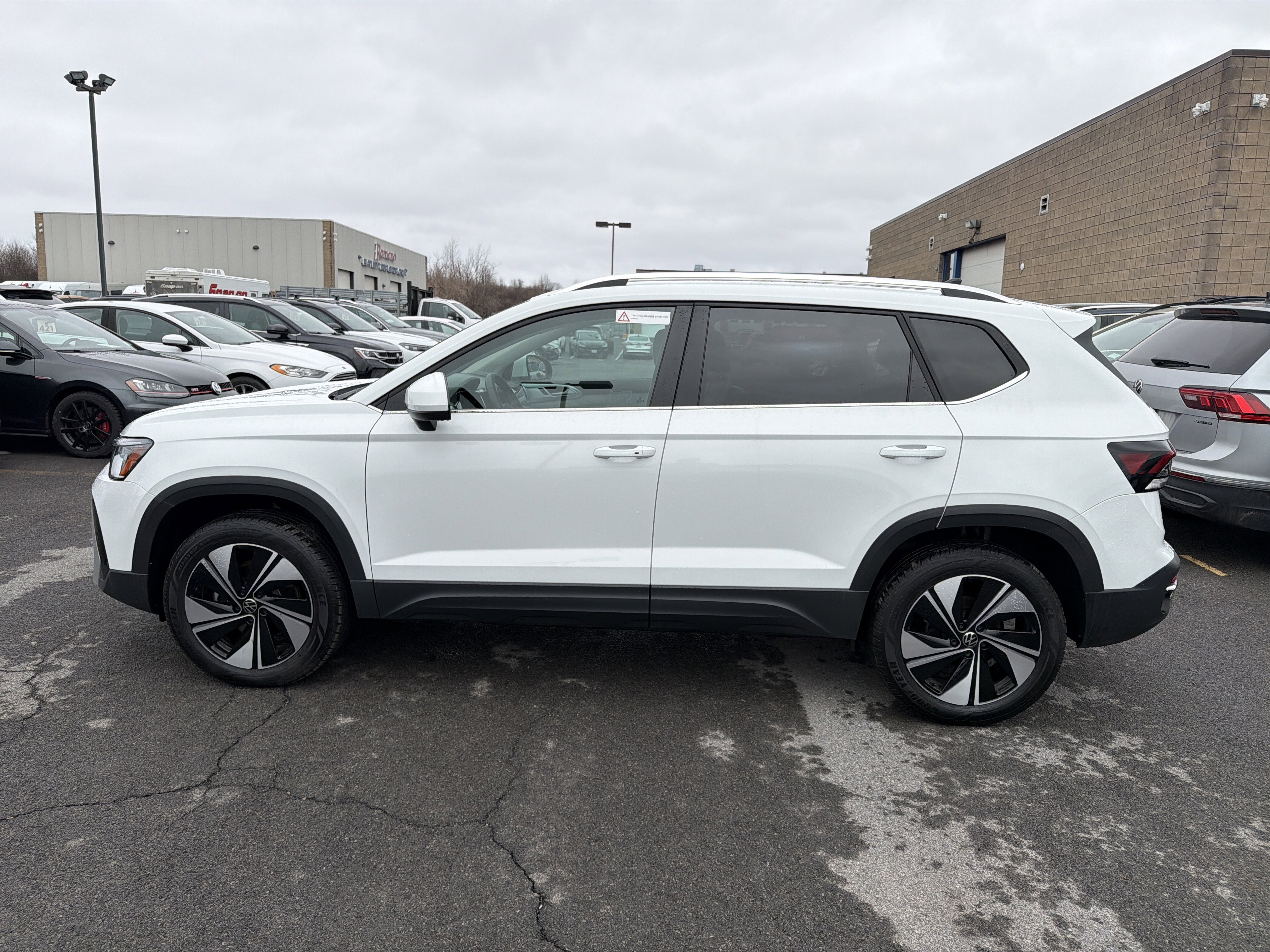 2025 Volkswagen Taos SE 4MOTION